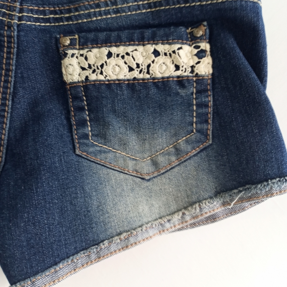 Almost Famous Bibs Jean Shorts Embellished Size 5 - Picture 4 of 16